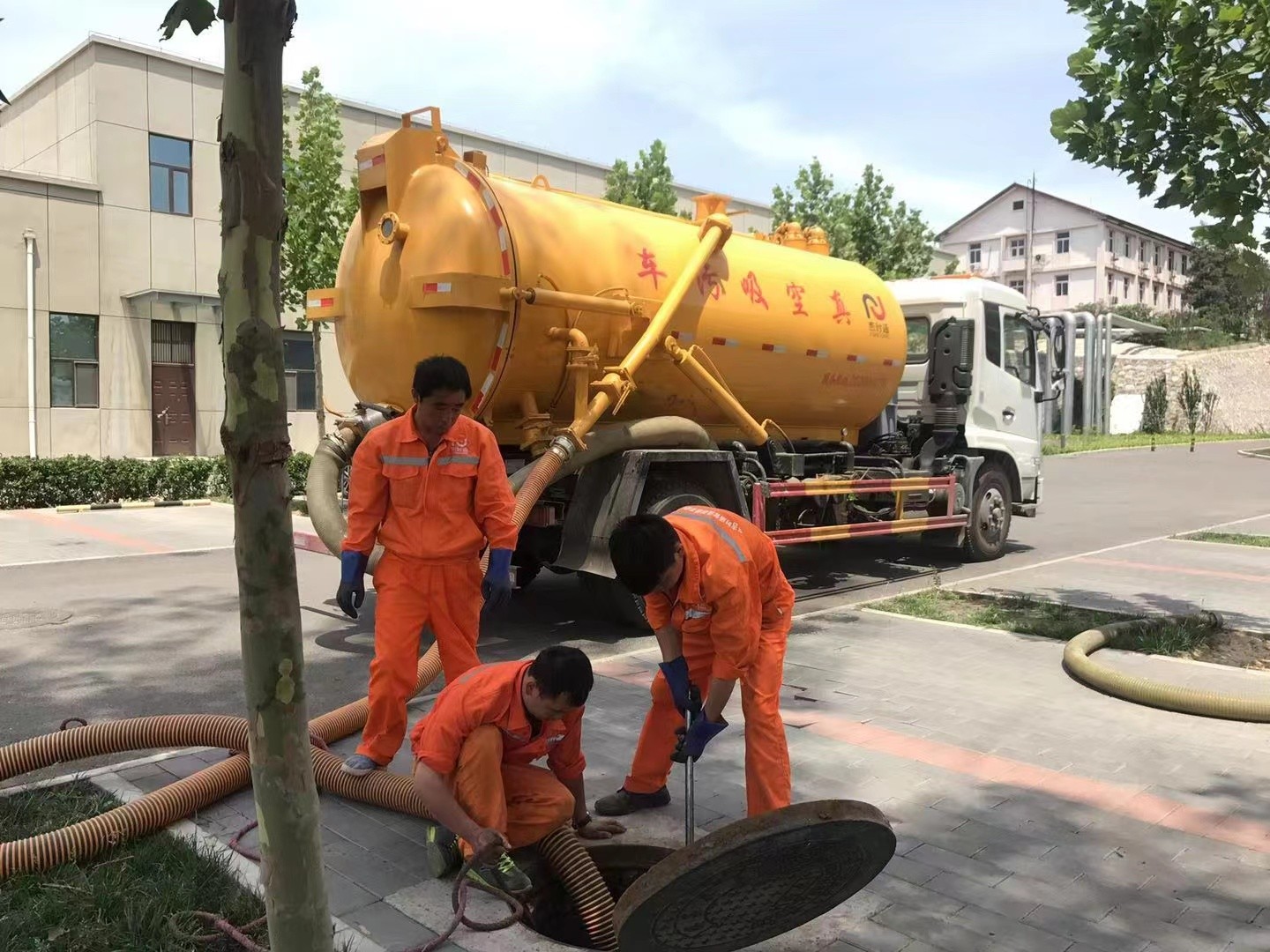 邳州管道疏通车停在窨井附近