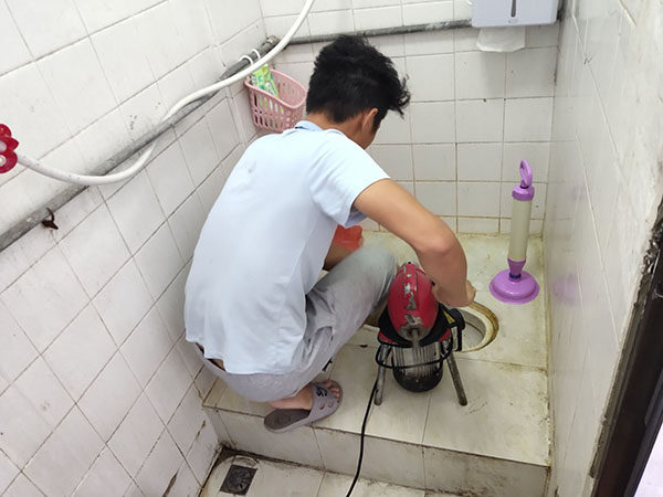 邳州管道堵塞冒臭气 专业师傅现场解决问题